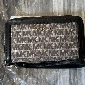 Jet Set Graphite Lg Flat MF Phone/Wallet Wristlet